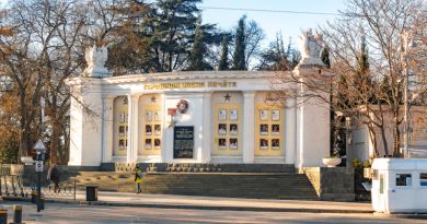 Экскурсии в `Доска почета на площади Нахимова` из Кипарисного